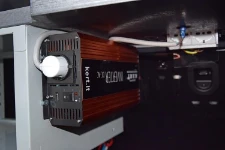 Onduleur sur Punto Van aménagé par Syncro System