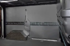 Paroi gauche du NV300 avec panneaux de protection