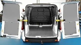 Plancher en aluminium strié et panneaux latéraux dans l’espace de chargement du Ford Custom