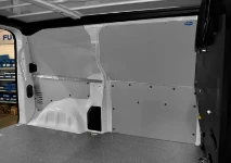 Plancher marbré et panneaux de protection sur Vivaro 2019