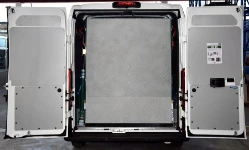 Rampe de chargement ouverte dans le caisson du Jumper