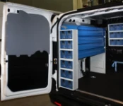 Série de tiroirs sur fourgon aménagé pour montage et manutention stores