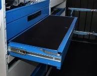 Tout le nécessaire pour le travail de l’électricien à bord d’un véhicule commercial aménagé par Syncro System