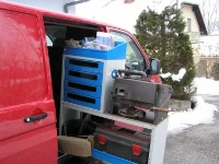 Transporter aménagé avec glissière à extraction latérale avec fourneau et bombonne