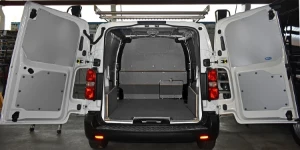 Revêtement intérieur en bois et tôle et barres de toit pour le Vivaro