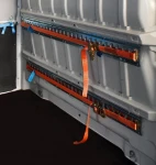 Sangle et rail installés sur le fourgon