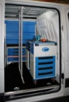 Servante mobile fixée sur fourgon meublé par Syncro pour machines usinage tôle