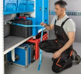 Système arrimage valises avec sangles à boucle en utilisation