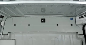 Système de fermeture pour l'espace au-dessus de la cabine