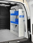 Tablettes séparées par des cloisons sur le rayonnage du Renault Kangoo