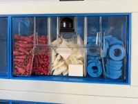 Tiroir transparent divisé en trois parties