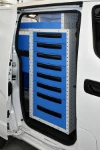 Tiroirs métalliques dans le Nissan NV200, accessibles depuis la porte latérale