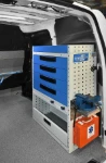 Tiroirs métalliques et étau amovible dans le Nissan NV200