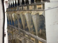 Tiroirs transparents traditionnels installés le long de la paroi du fourgon