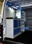 Vano di carico del NV250 con compressore fissato sul passaruota e cinghie di ancoraggio