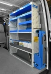Vano di carico del NV250 con compressore fissato sul passaruota e cinghie di ancoraggio