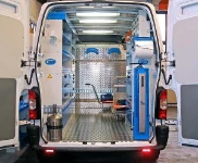 Vista posteriore Allestimento Movano con rivestimenti, accesso e scaffalatura