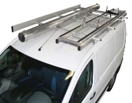 Un porte-échelles basculant et un porte-tubes sur le toit du Proace Toyota