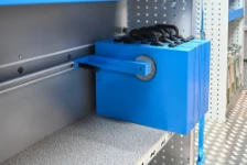 Valise à outils bloquée sur le rayonnage par le chariot avec tampon