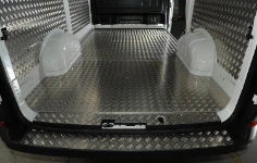 NV250 con rivestimento interno in legno e lamiera