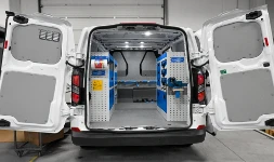 Volkswagen Transporter aménagé avec revêtements et rayonnages
