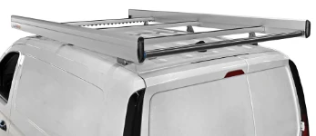 Vue arrière des barres de toit avec rouleau sur le toit du Volkswagen Caddy