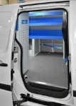 Vue depuis la porte latérale du NV250 avec le module Syncro Ultra et la barre d'arrimage