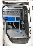 Vue latérale des rayonnages dans le Ford Courier