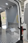 Vue latérale du compartiment de charge du MAN TGE avec revêtement antidérapant en aluminium